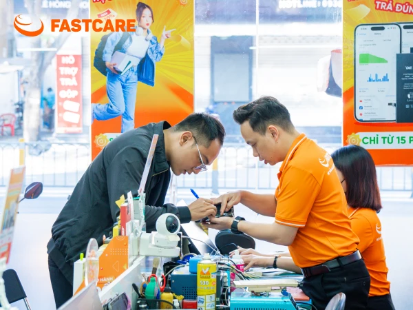 Khách hàng ký tên lên linh kiện tại FASTCARE