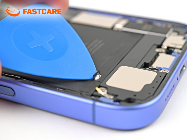 Kỹ thuật viên FASTCARE thay pin chuyên nghiệp