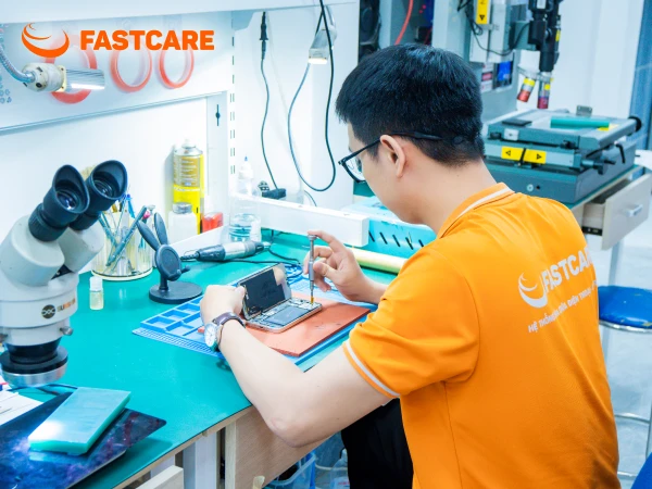 Thay pin Pisen dung lượng cao iPhone 15 lấy liền tại FASTCARE