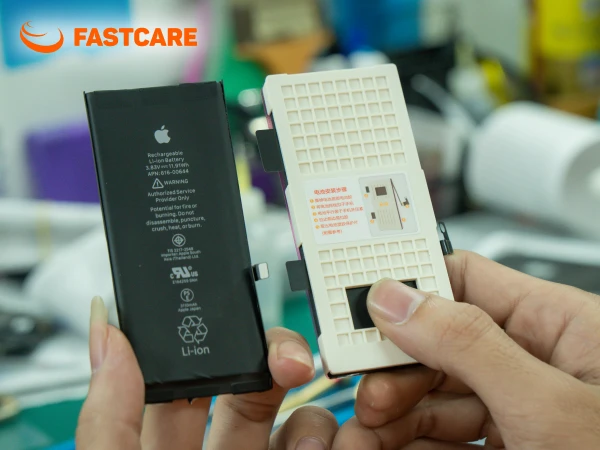 Thay pin Pisen dung lượng chuẩn iPhone 11 tại FASTCARE