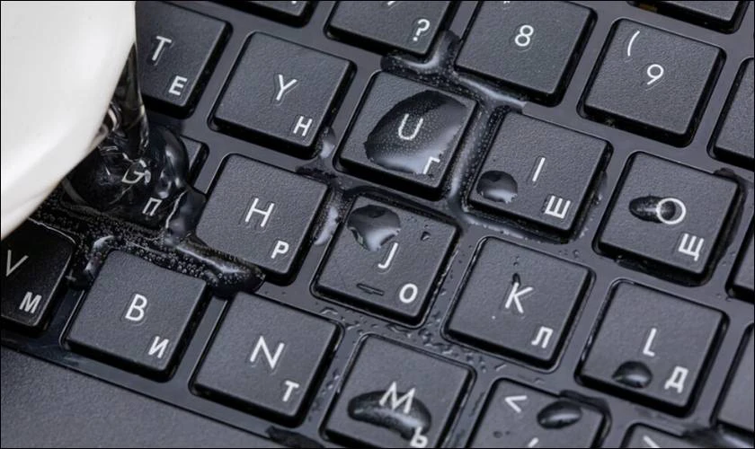 laptop-bi-do-nuoc-vao-ban-phim-fastcare-881.webp