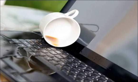 nuoc-do-len-ban-phim-laptop.jpg