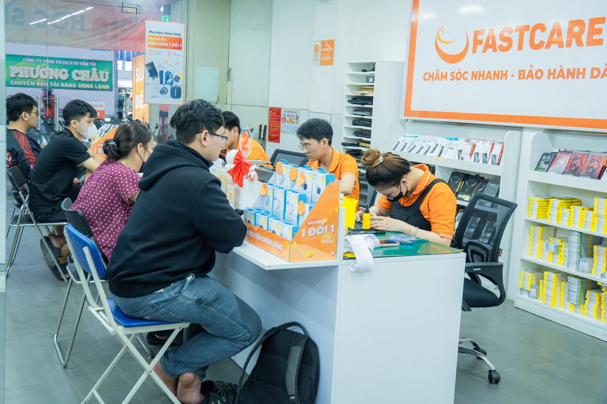 Cửa hàng FASTCARE tiếp nhận kiểm tra và sửa iPhone