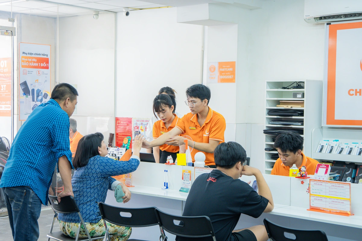 Cửa hàng FASTCARE tiếp nhận kiểm tra và sửa chữa iPhone