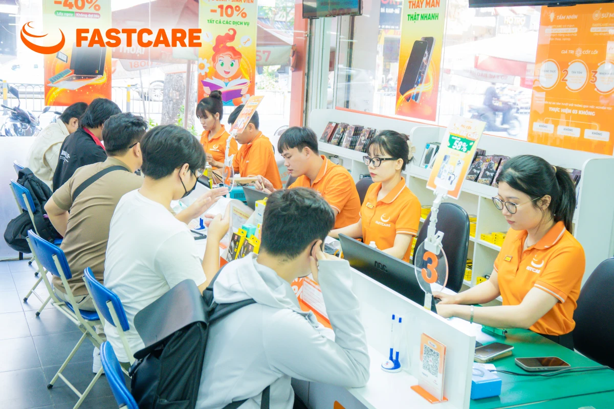 Không gian cửa hàng FASTCARE tiếp nhận điện thoại.