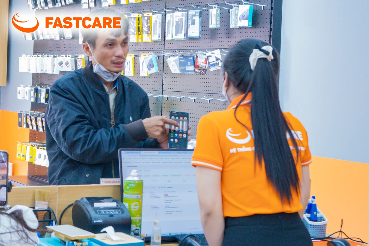 Không gian cửa hàng FASTCARE hỗ trợ khách sửa iPhone.
