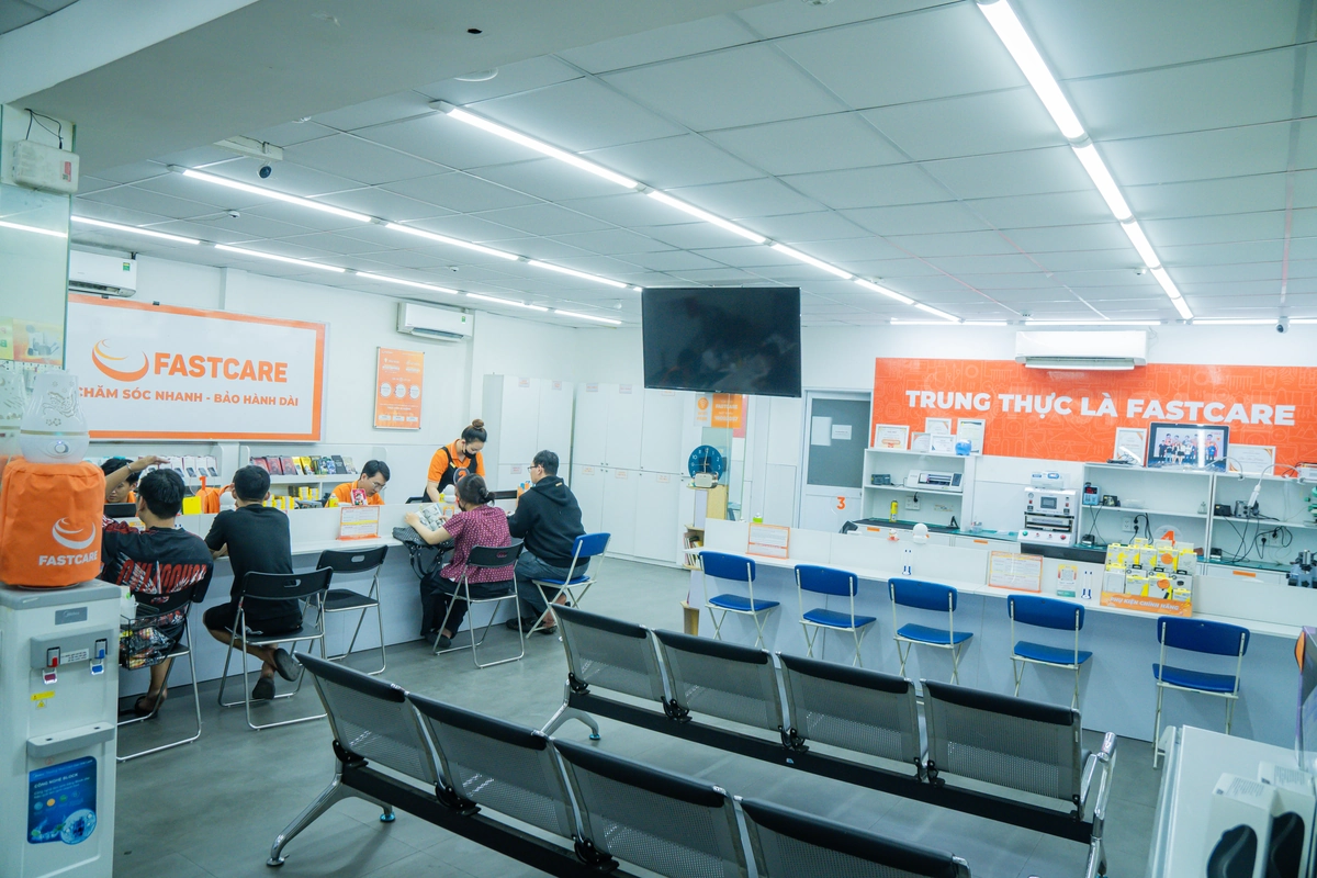 FASTCARE hỗ trợ dán kính Mipow cho iPhone 14 Pro