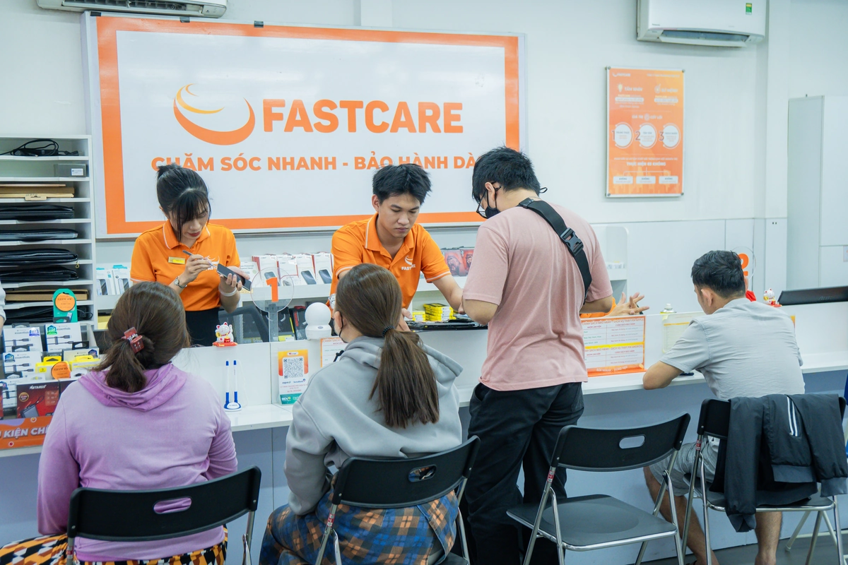 Không gian tư vấn ốp lưng tại FASTCARE