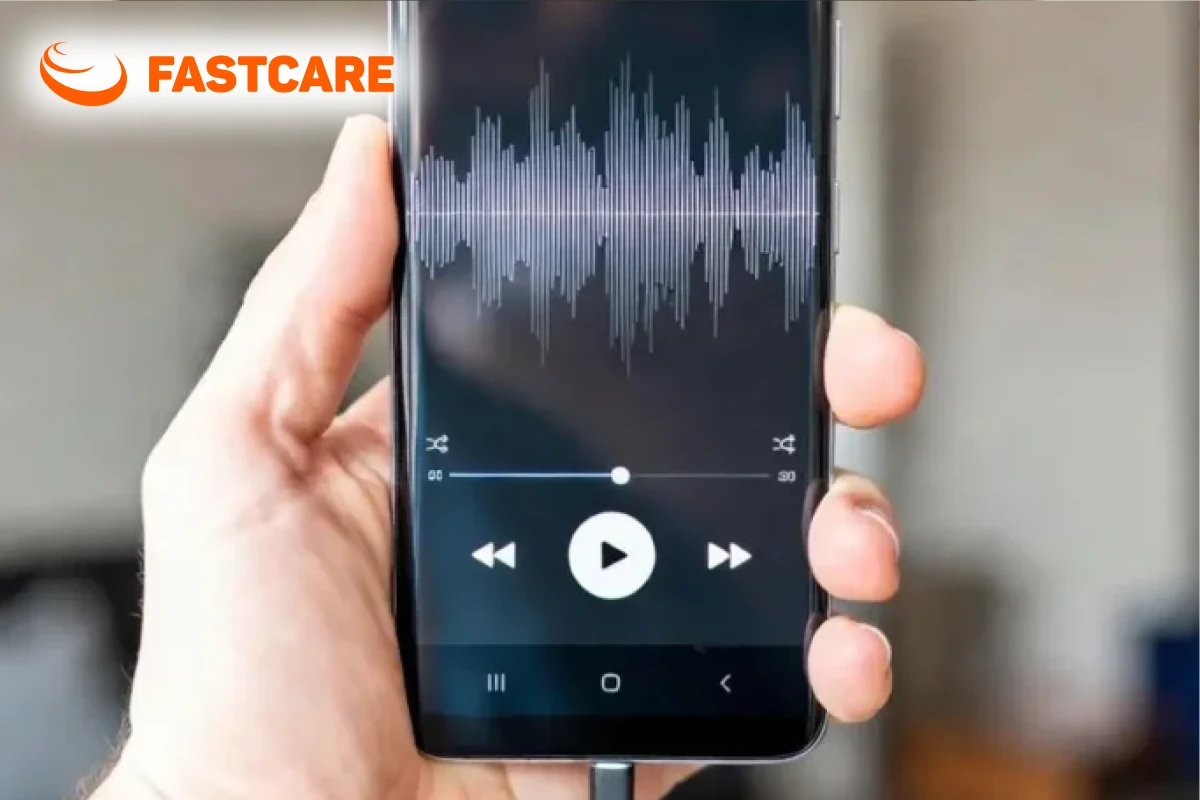 Kỹ thuật viên thao tác kiểm tra điện thoại