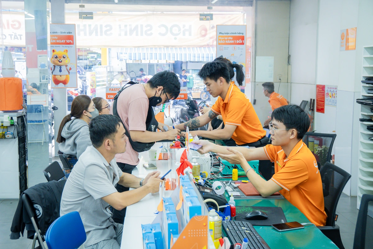 Cửa hàng FASTCARE tiếp nhận kiểm tra và sửa chữa iPhone