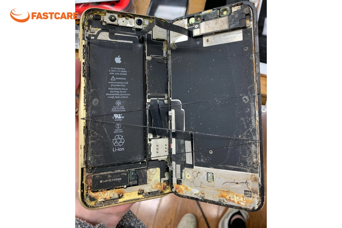 Lau khô phần nước trên bề mặt iPhone