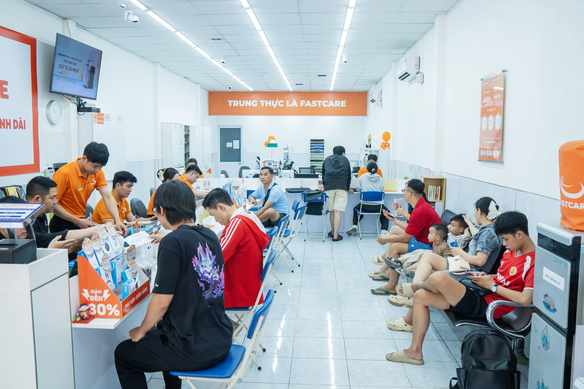 iphone-bi-loan-cam-ung-sau-khi-vao-nuoc-cua-hang-fastcare-moi.webp