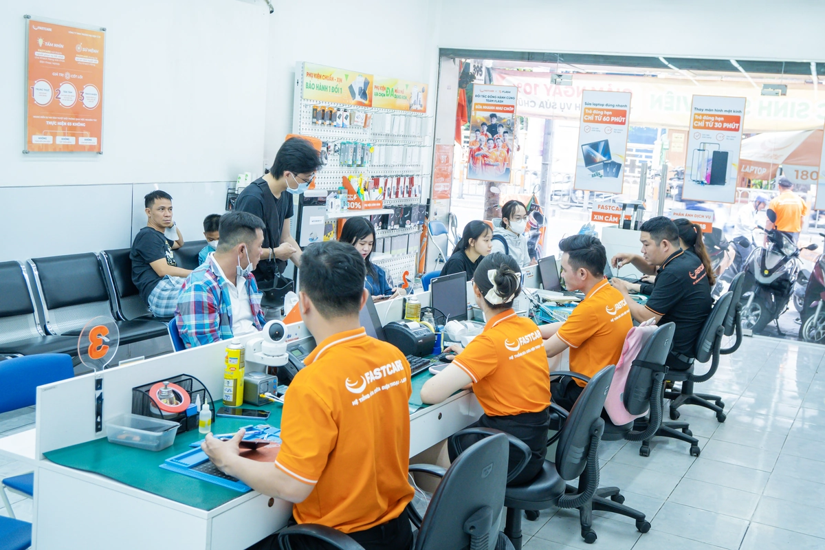 Cửa hàng FASTCARE tiếp nhận kiểm tra và sửa iPhone