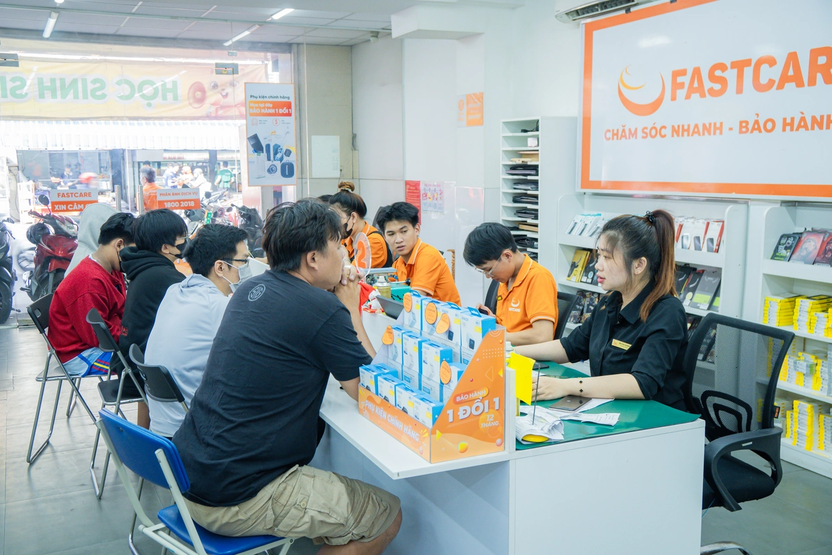 Cửa hàng FASTCARE tiếp nhận kiểm tra và sửa iPhone