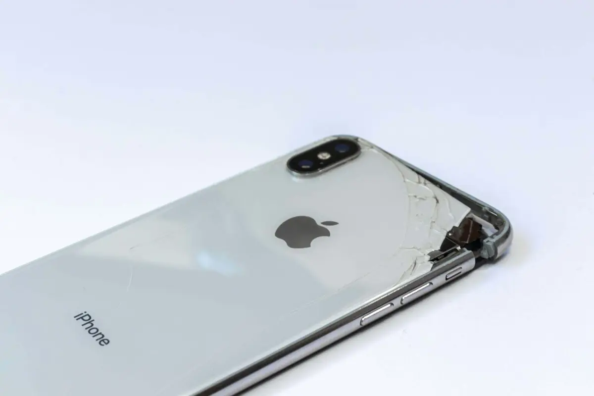 Giữ iPhone có kính vỡ xa môi trường ẩm