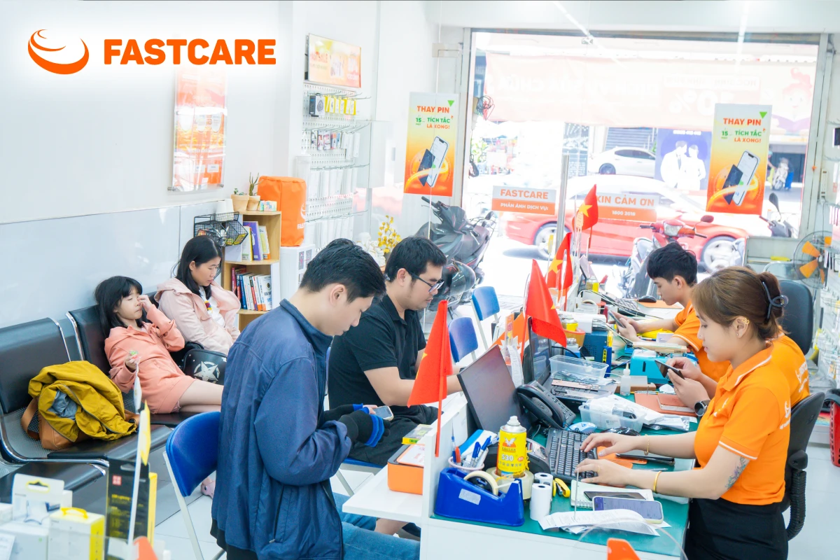 Khách ký tên linh kiện để xác nhận