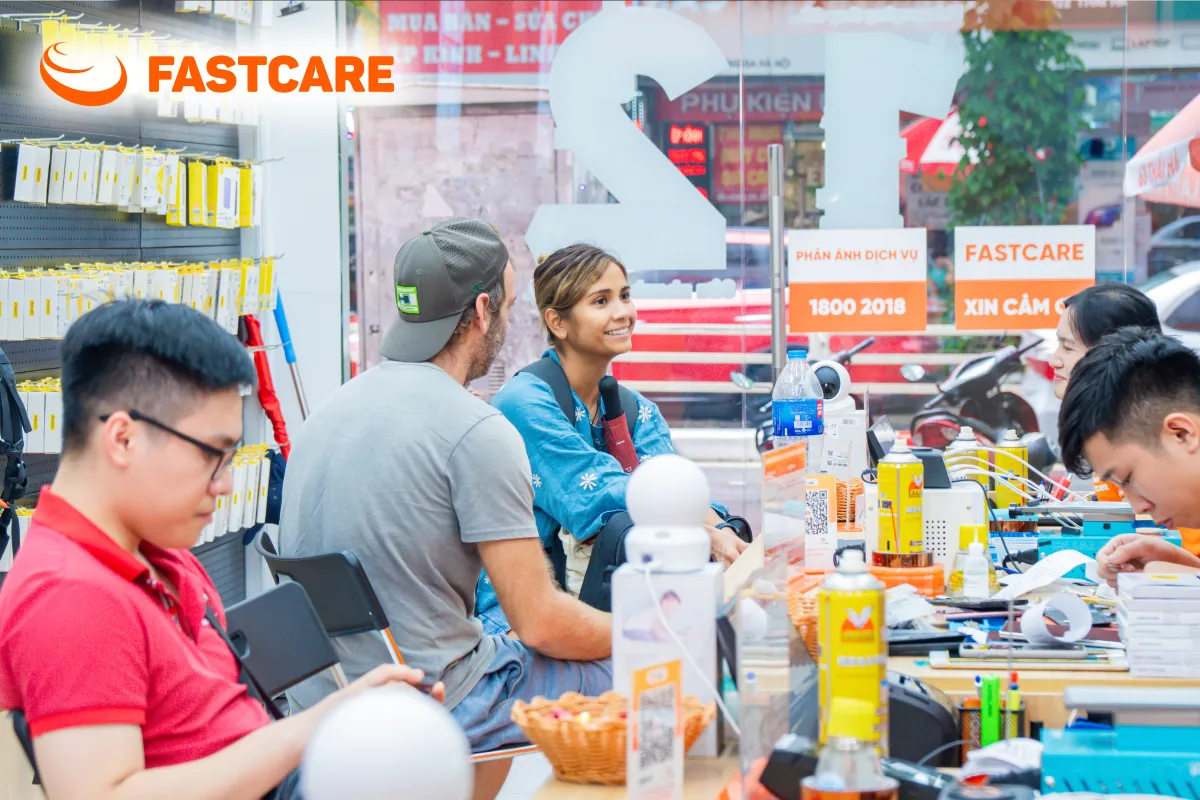 Khách ký tên linh kiện trước thực hiện