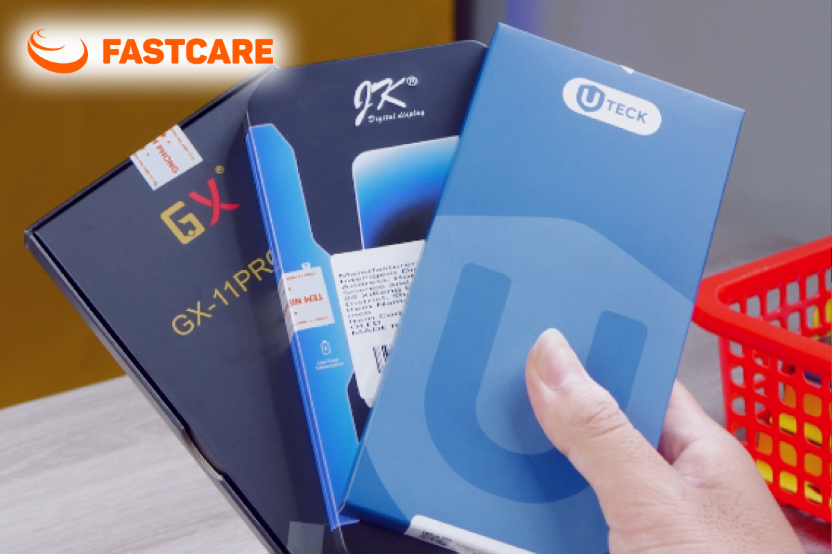 Kỹ thuật viên thao tác sửa chữa và kiểm tra điện thoại iPhone