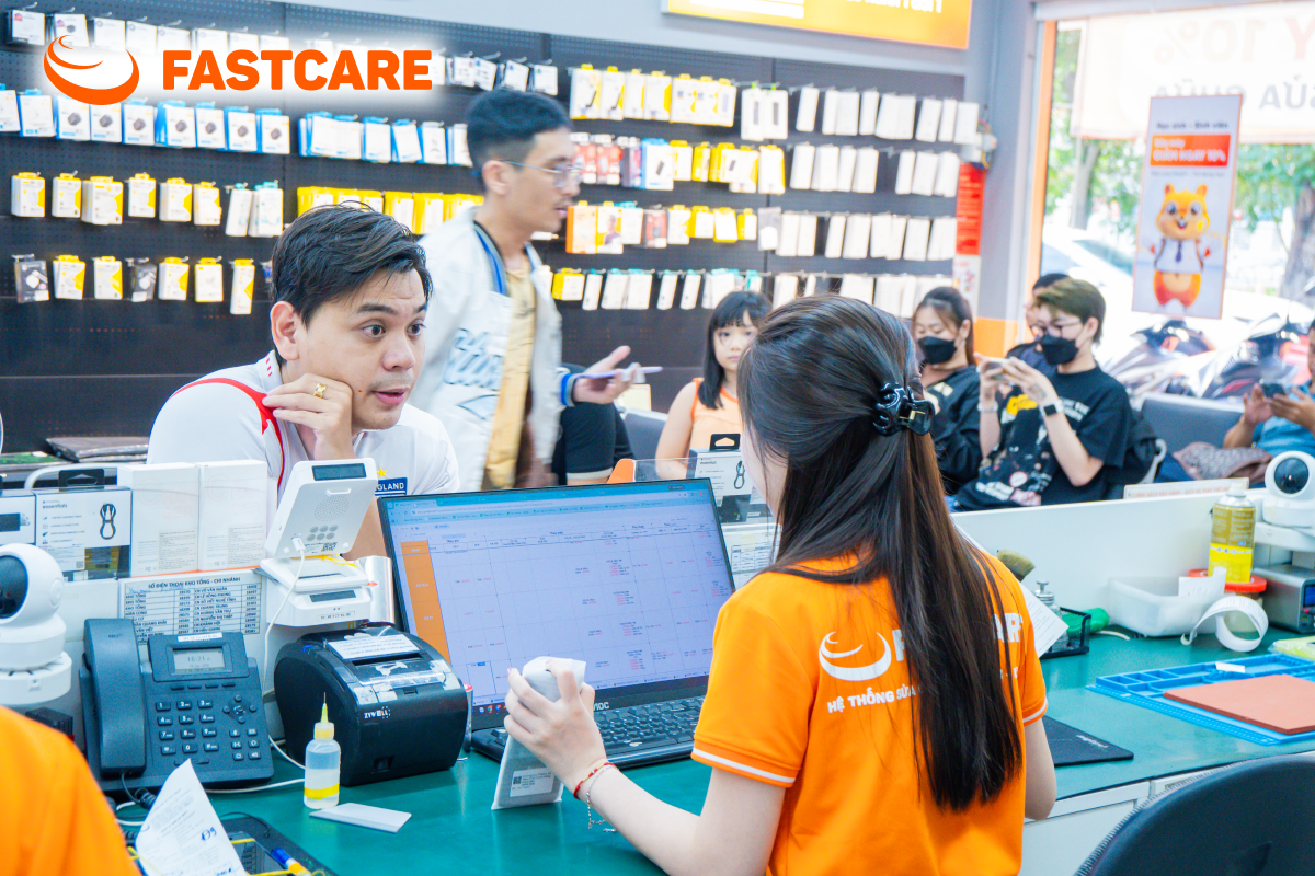 Minh họa kiểm tra cảm biến tiệm cận iPhone tại FASTCARE
