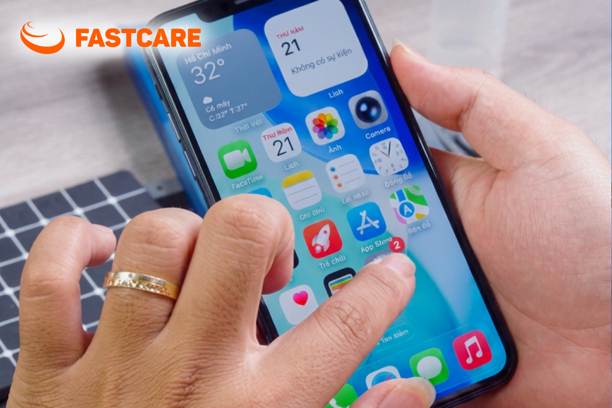 Khách hàng ngồi đối diện kỹ thuật viên tại bàn sửa chữa FASTCARE