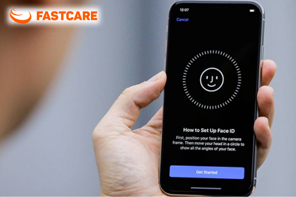 Minh họa kỹ thuật viên quan sát iPhone và kiểm tra chức năng nhận diện