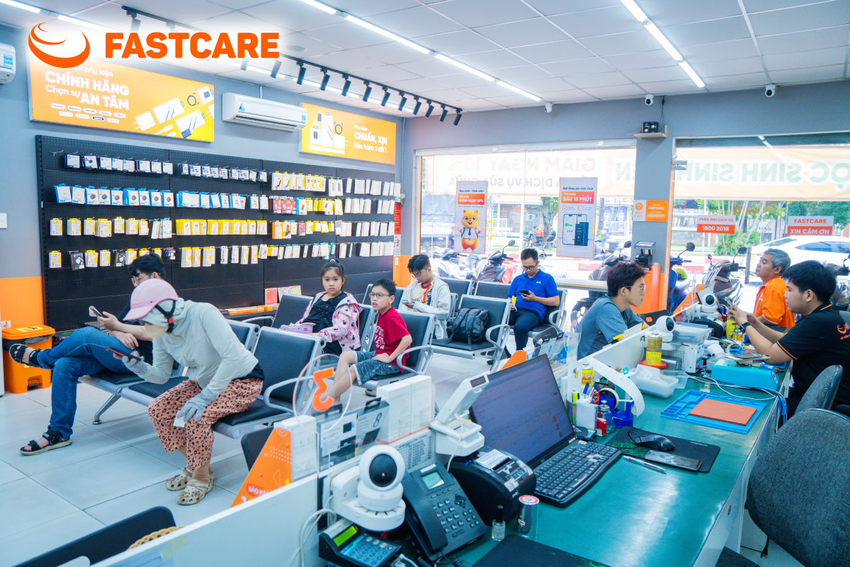 Minh họa kiểm tra loa ngoài iPhone tại FASTCARE