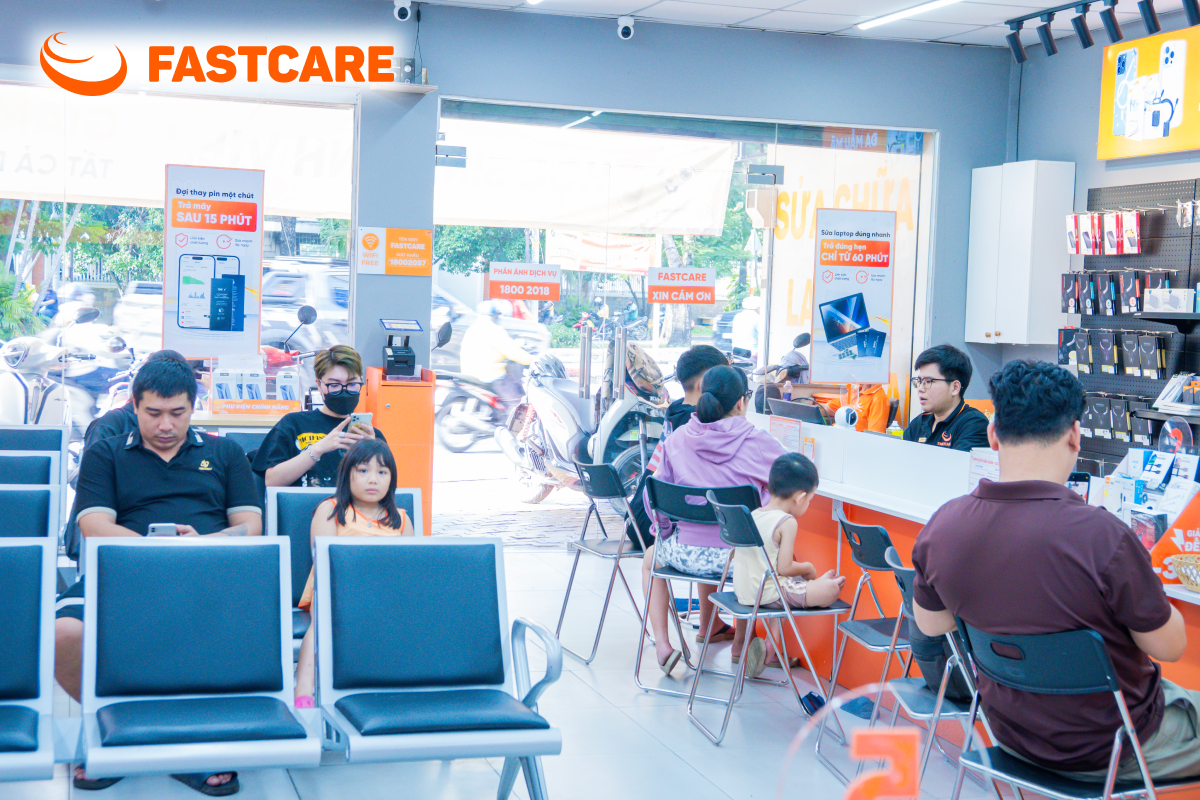 Minh họa kiểm tra vùng sáng bất thường trên màn hình iPhone tại FASTCARE