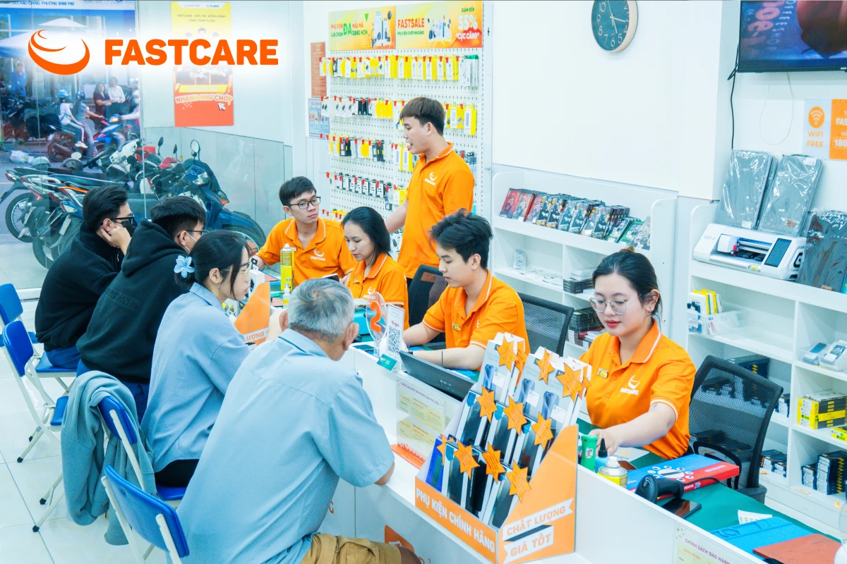Khách hàng ký tên linh kiện trước khi sửa
