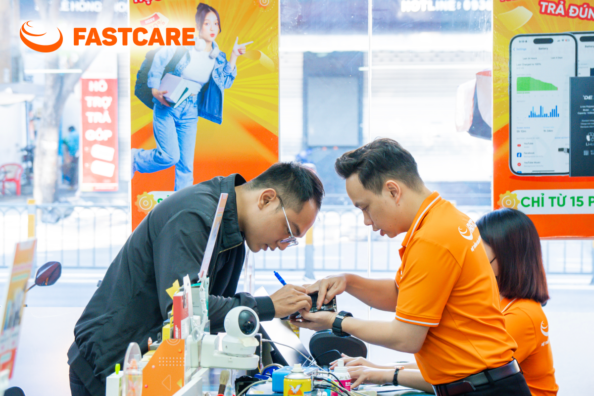 Khách hàng ký tên linh kiện cùng nhân viên