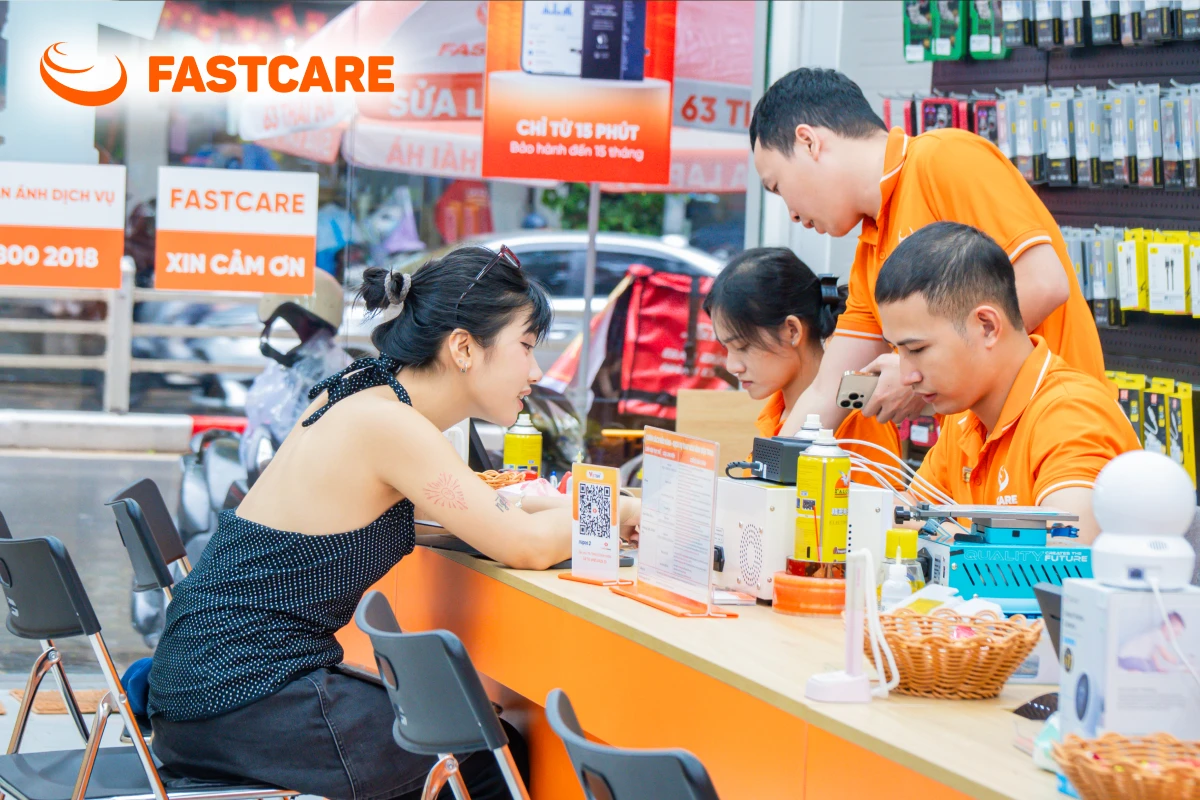 Khách hàng ký tên linh kiện trước khi sửa