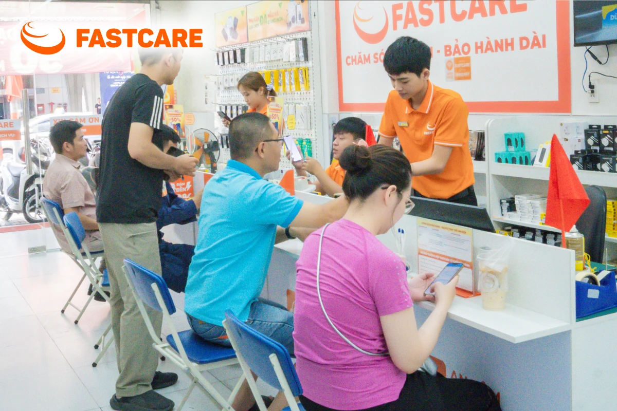 Minh họa kỹ thuật viên kiểm tra và sửa chữa loa điện thoại Samsung