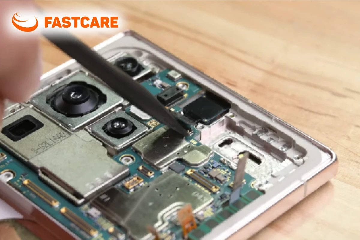 Kỹ thuật viên FASTCARE thao tác với linh kiện điện thoại