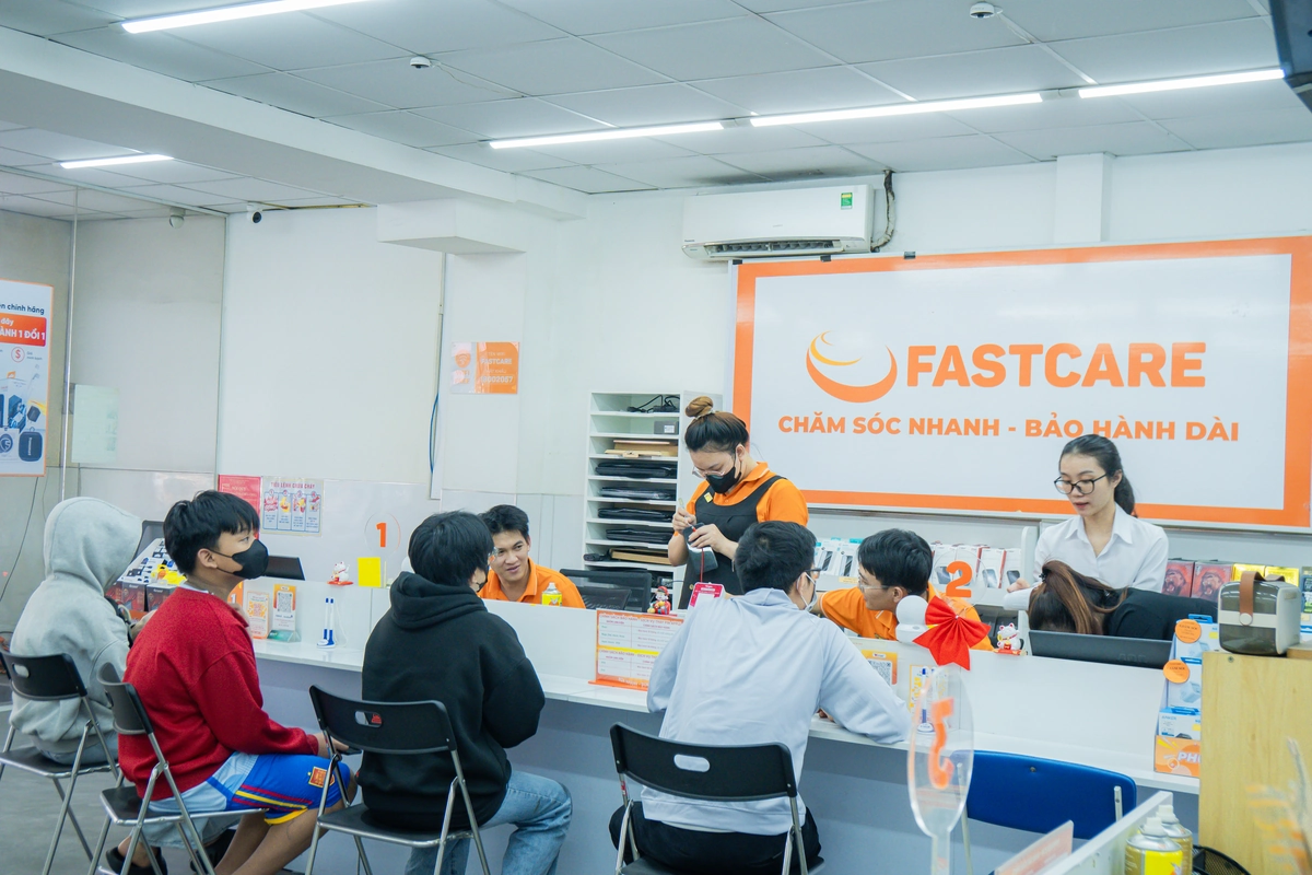 Cửa hàng FASTCARE tiếp nhận kiểm tra và sửa iPhone