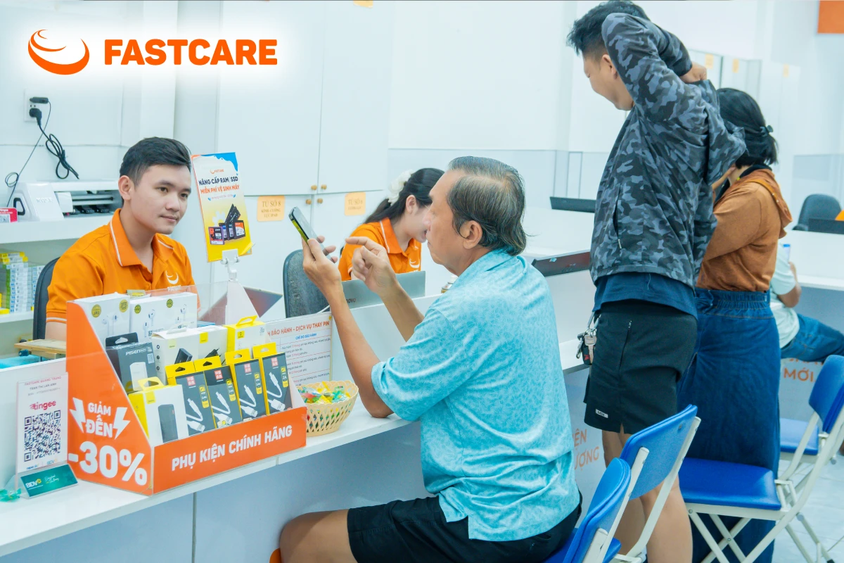 Nhân viên hỗ trợ ký tên linh kiện máy