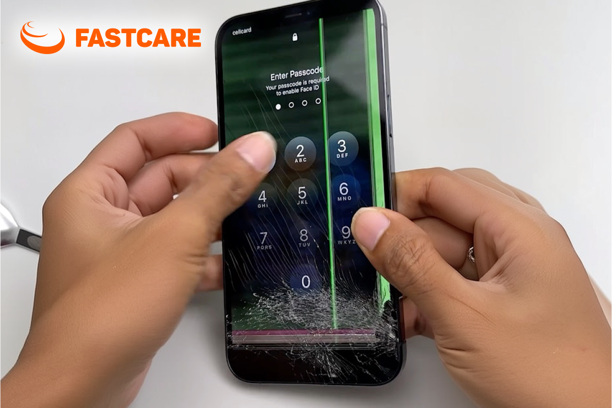 Kỹ thuật viên kiểm tra màn hình và các chức năng của điện thoại iPhone