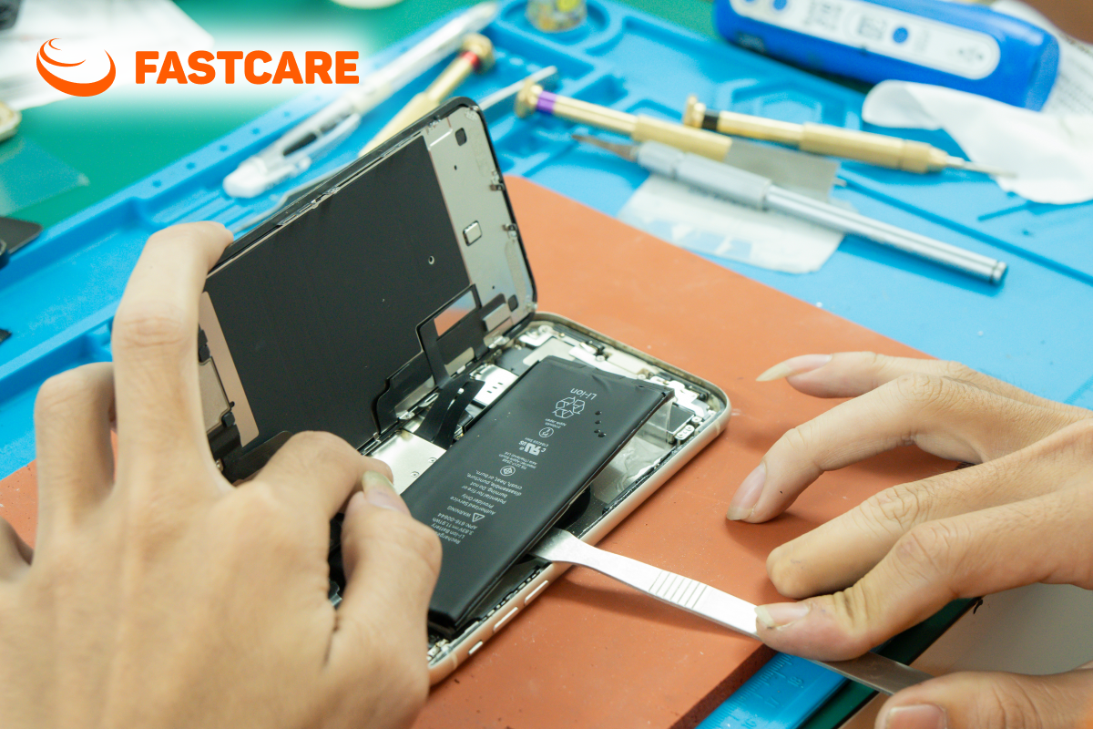 Kỹ thuật viên FASTCARE thao tác với linh kiện điện thoại tại bàn sửa chữa