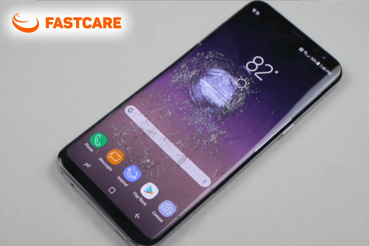 Khách trao đổi thông tin sửa chữa