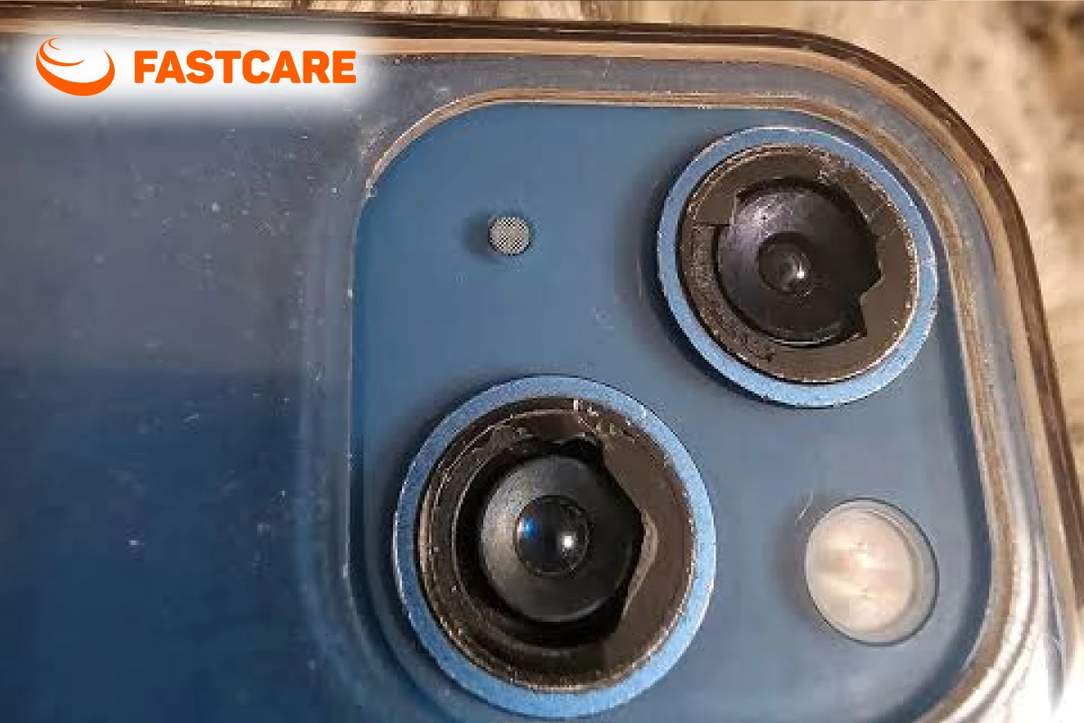 Nhân viên trao đổi về thiết bị cần sửa Nhân viên trao đổi về thiết bị cần sửa