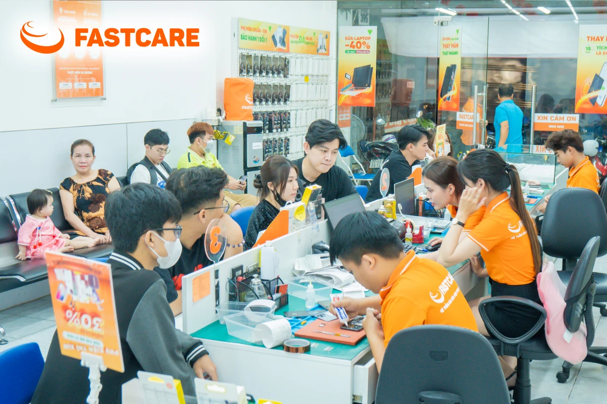 Khách hàng ký tên linh kiện trước khi sửa điện thoại