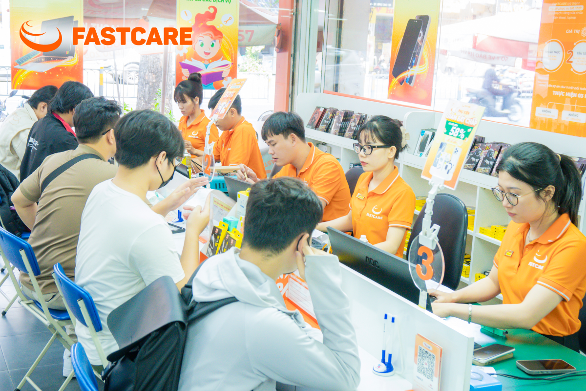 Khách được hỗ trợ ký tên linh kiện