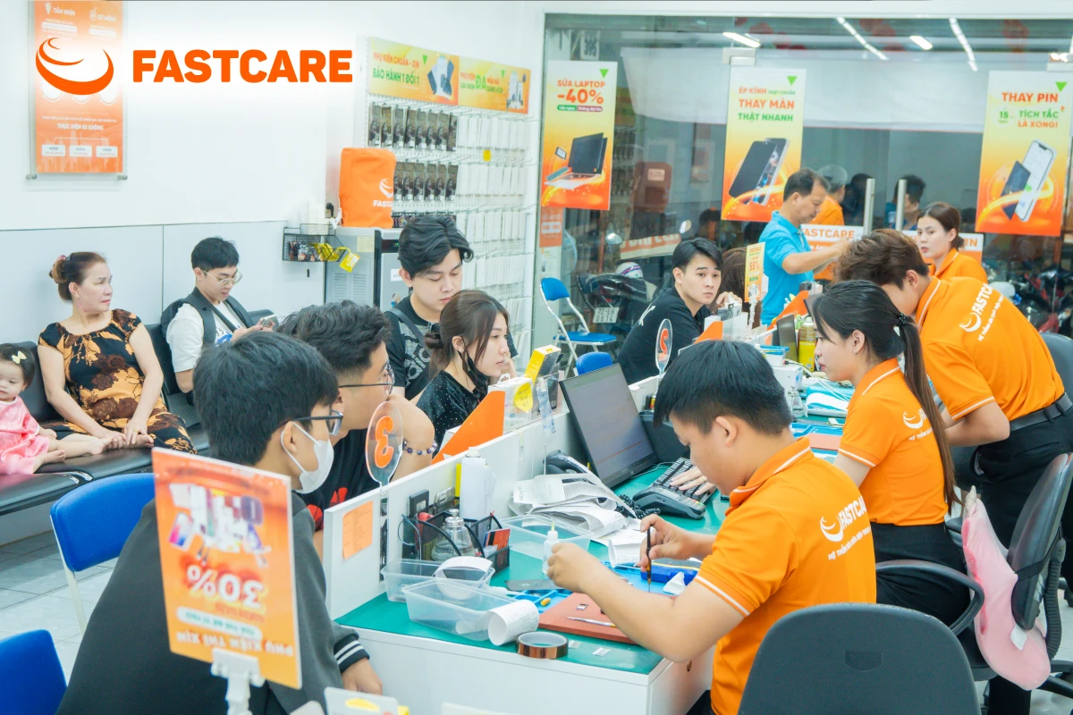 Khách hàng ký tên linh kiện trước khi sửa điện thoại