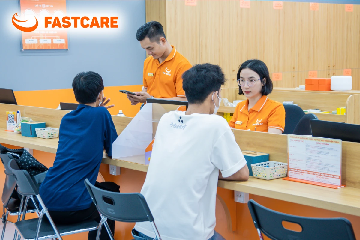 Khách hàng ký tên linh kiện trước khi sửa